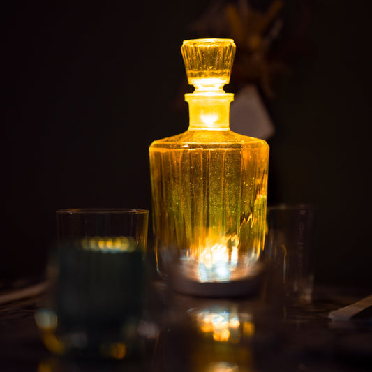 Carafe ancienne éclairée par yobe light sans un décor de restaurant posé sur une table