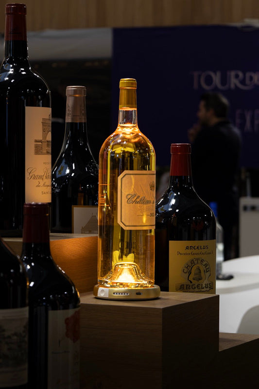 Bouteilles mises en lumière par Yobe Light à Wine Paris 2026
