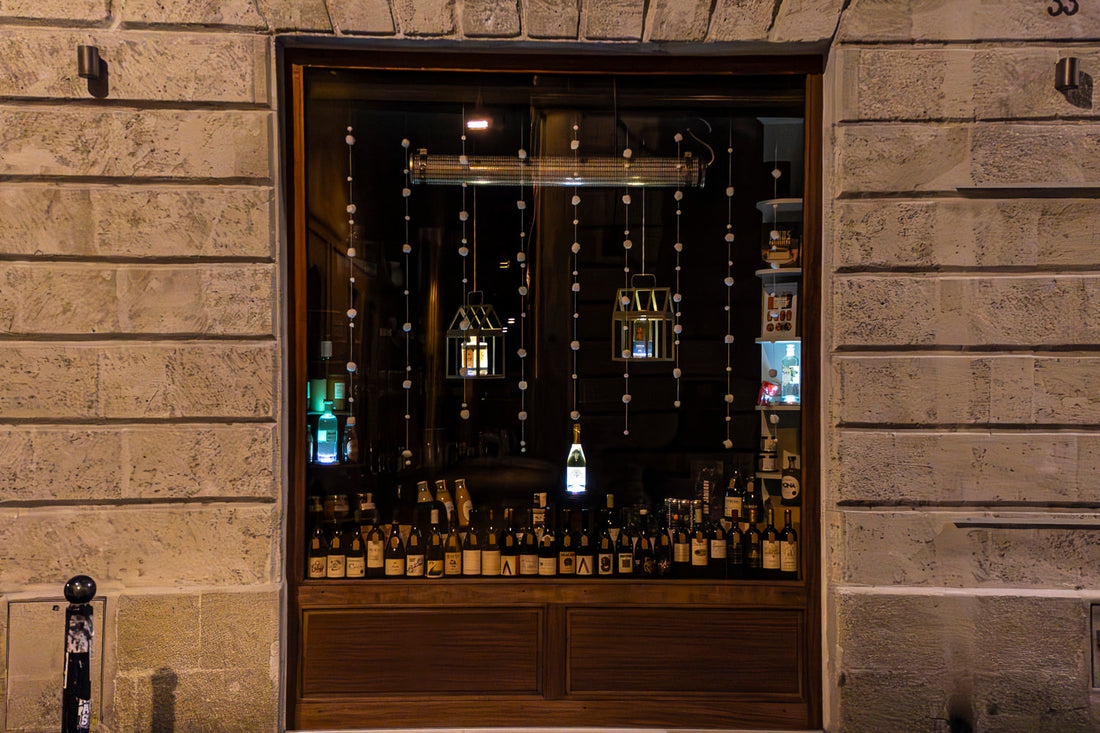 Vitrine de caviste avec bouteilles mises en valeur par des supports lumineux sans fil Yobe Light
