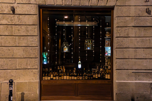 Vitrine de caviste avec bouteilles mises en valeur par des supports lumineux sans fil Yobe Light