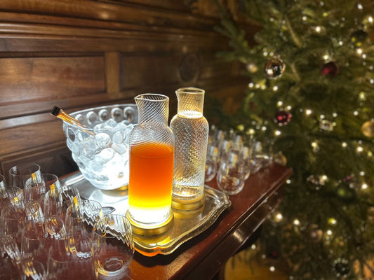 Idée cadeau de Noël : carafes illuminées par Yobe Light sur une table festive