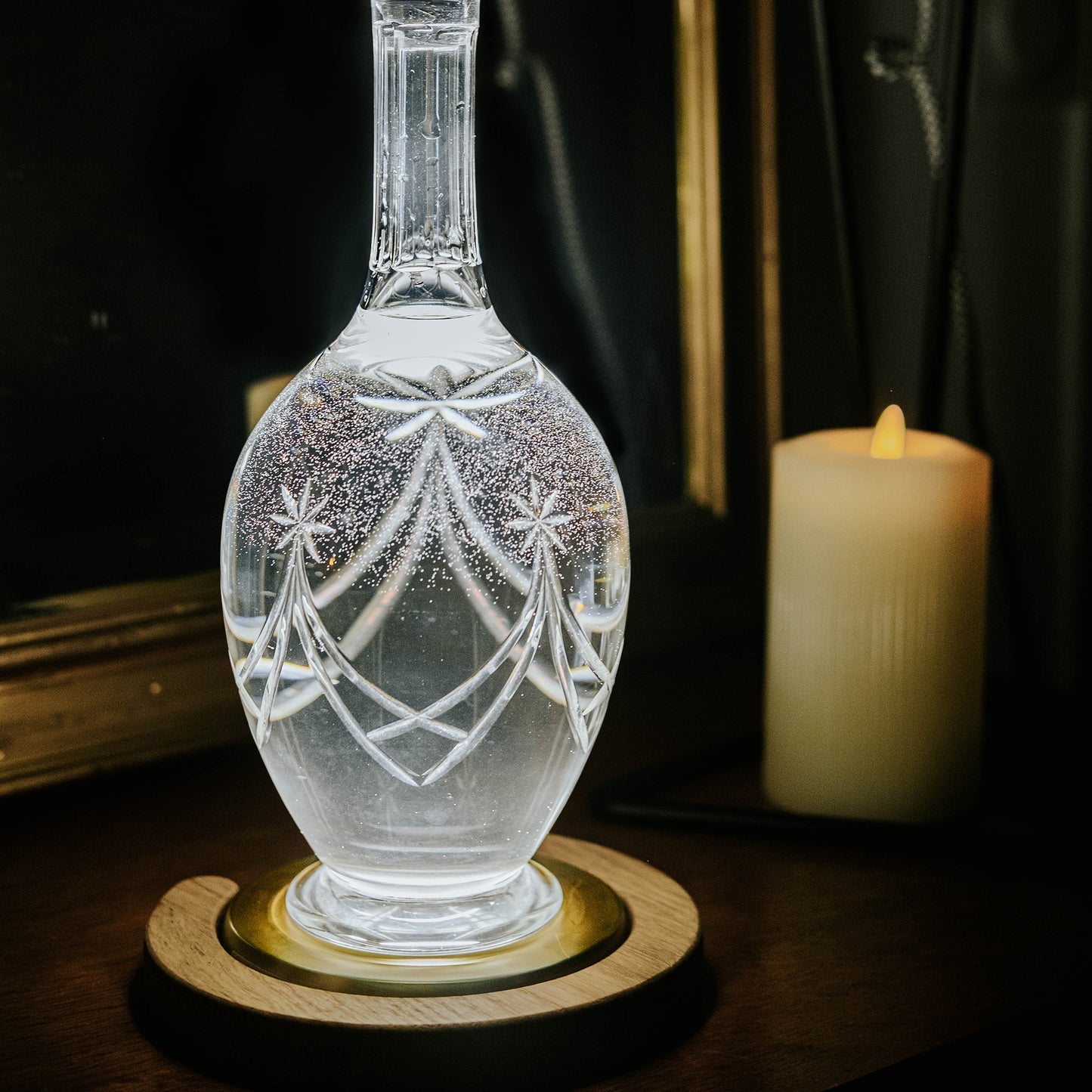 Carafe lumineuse en cristal éclairée par support lumineux yobe light Pro avec coque dorée yobe case et anneau de finition yobe ring en chêne massif devant miroir et bougie dans décor bohème 