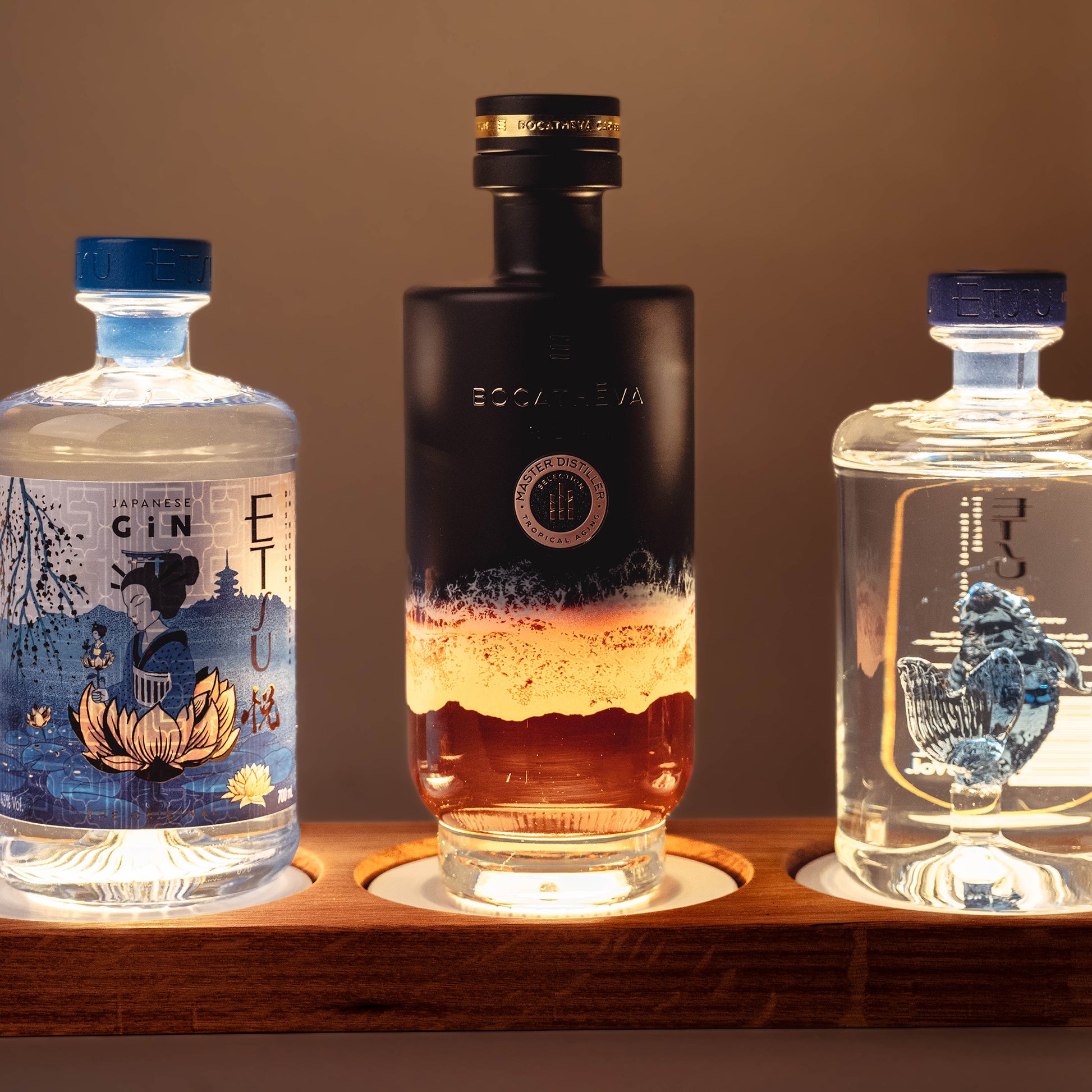 Bouteilles de gin et rhum Etsu éclairées par supports lumineux Yobe light entouré d'un bandeau de finition en chêne 