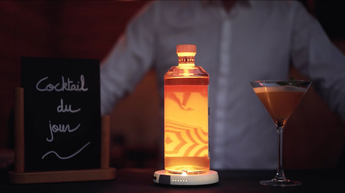 Cocktail présenté sur un support lumineux Yobe Light Pro
