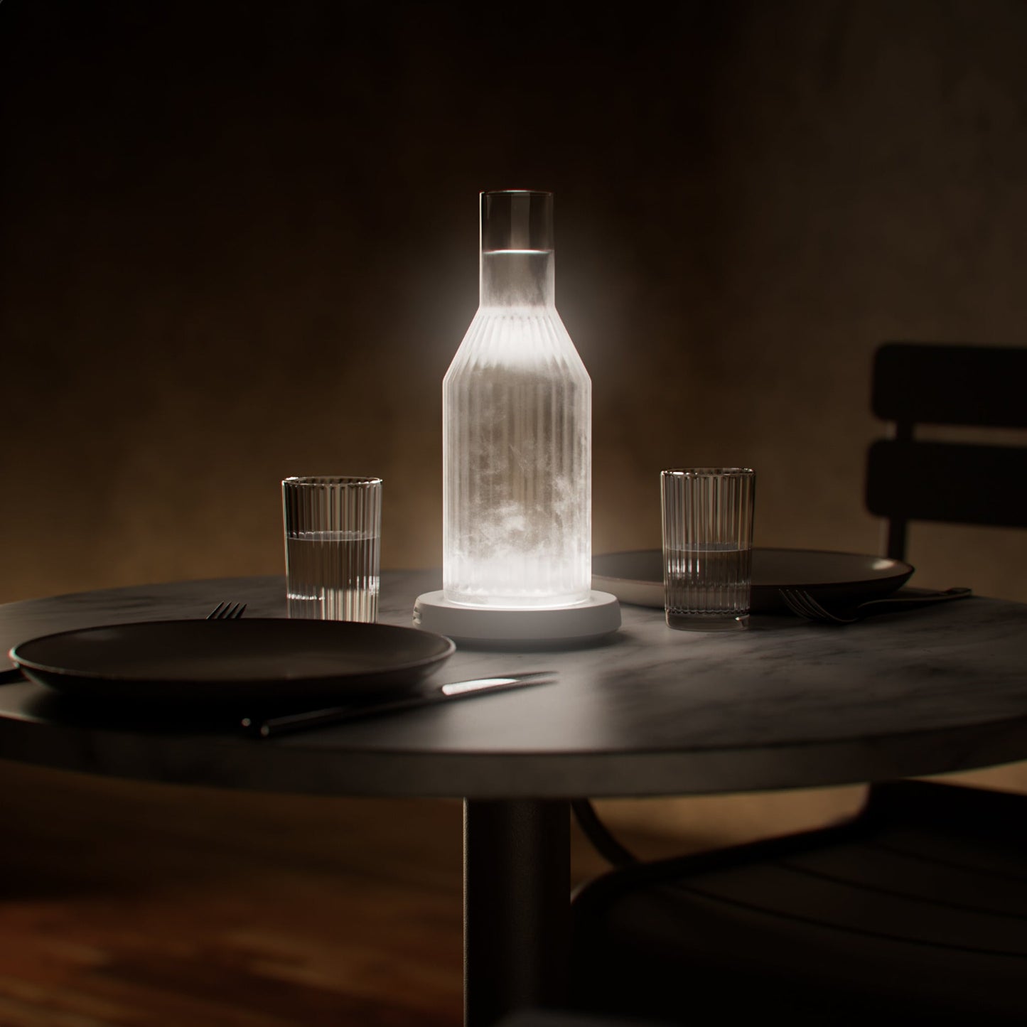 carafe lumineuse posée sur une table de restaurant éclairant le décor faisant office de lampe avec support pour bouteilles yobe light 