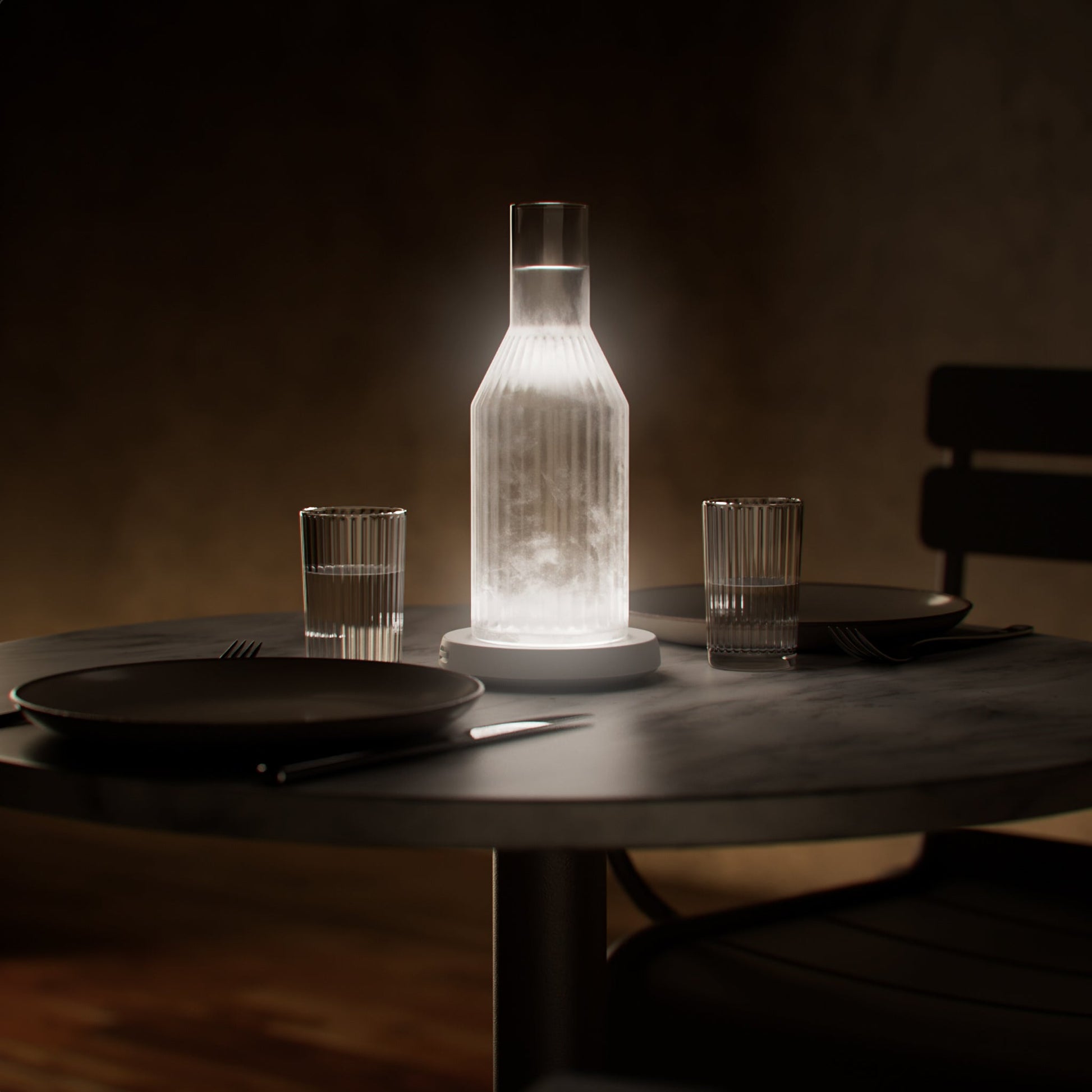 carafe lumineuse posée sur une table de restaurant éclairant le décor faisant office de lampe avec support pour bouteilles yobe light 